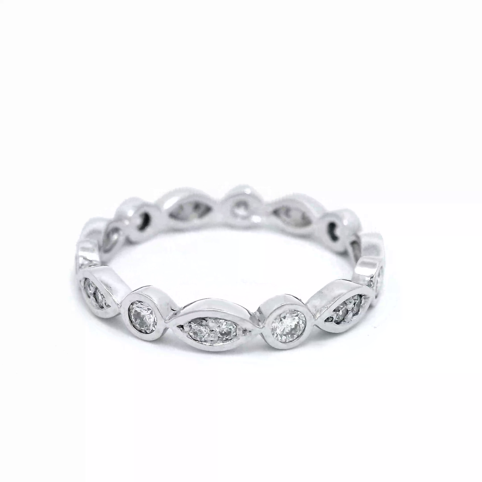 PLATINUM & DIA BEZEL SET RING. PATTERN ALL WAY AROUND RING SZ M