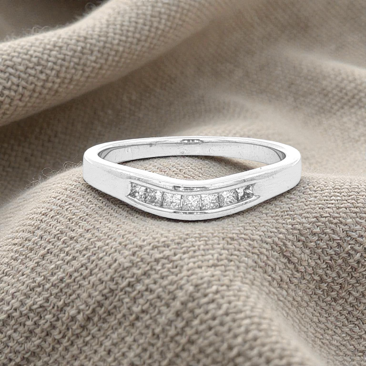 Curved Diamond Princess Cut in White Gold
