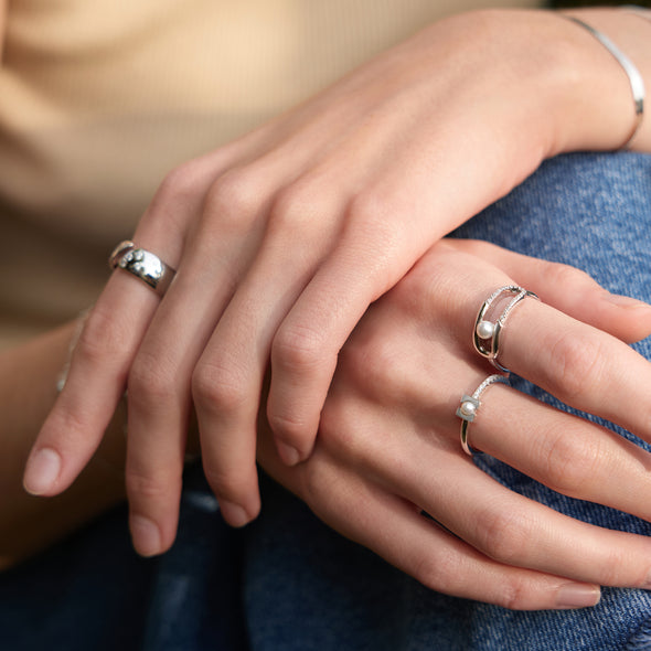 Silver Pearl Modernist Band Ring 54