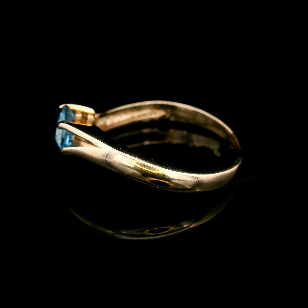 Blue Topaz Semi Rubbed Set in Yellow Gold