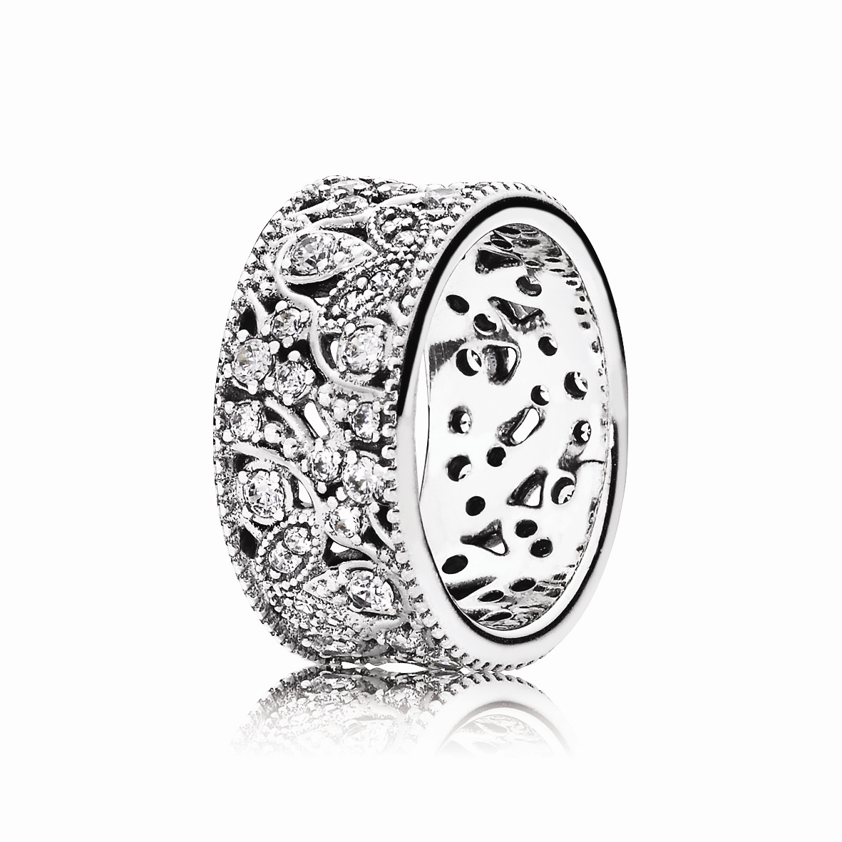 PANDORA Shimmering Leaves Ring