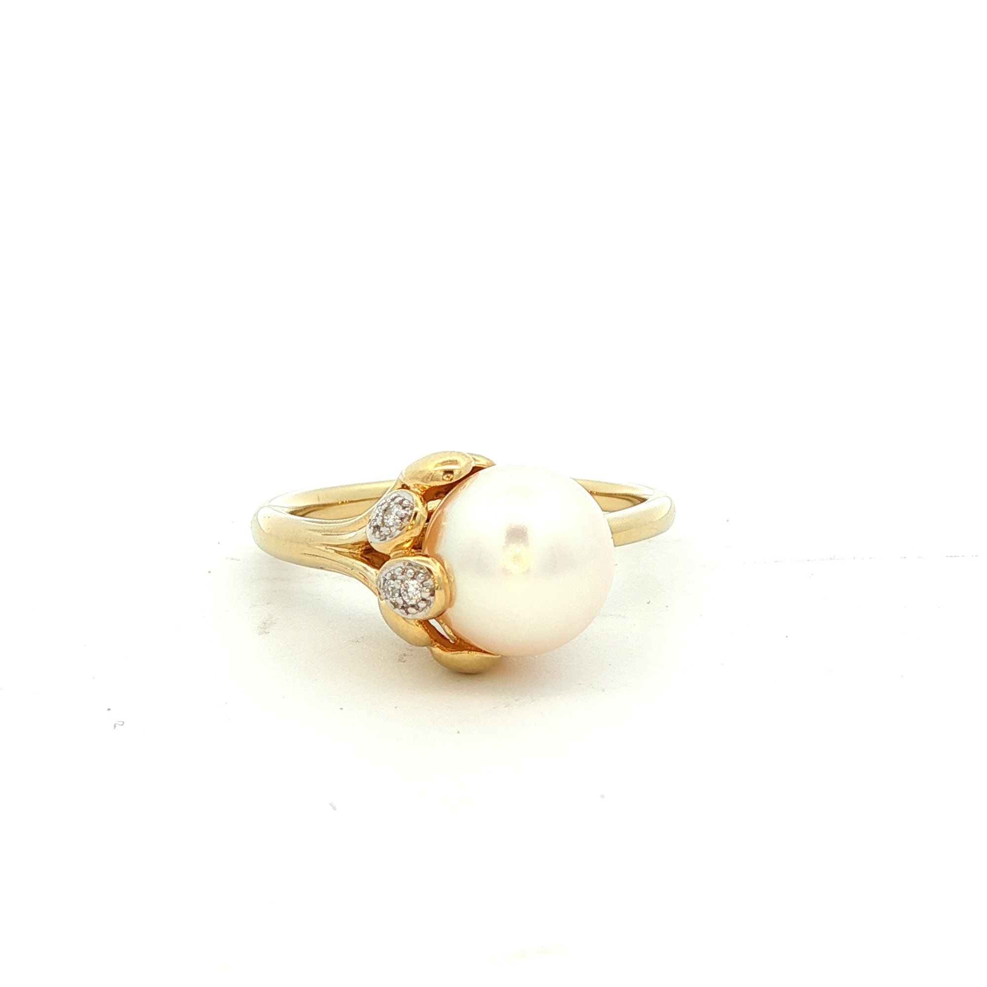 Pearl and Diamond Ring in Yellow Gold