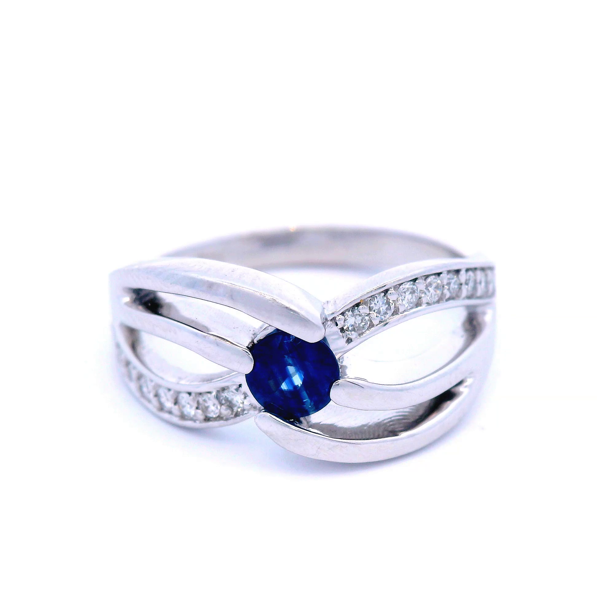 Round Blue Sapphire in White Gold