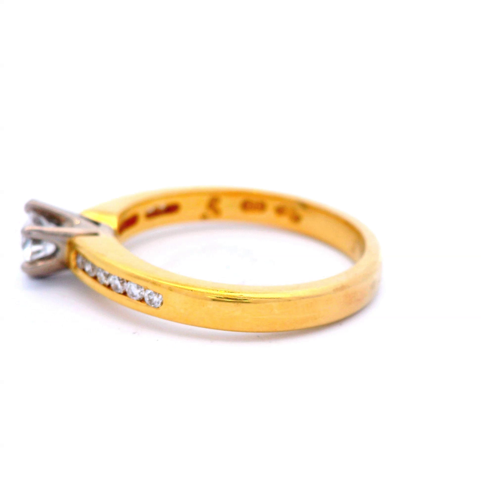 Round Brilliant Cut Diamond Ring Set in Yellow Gold