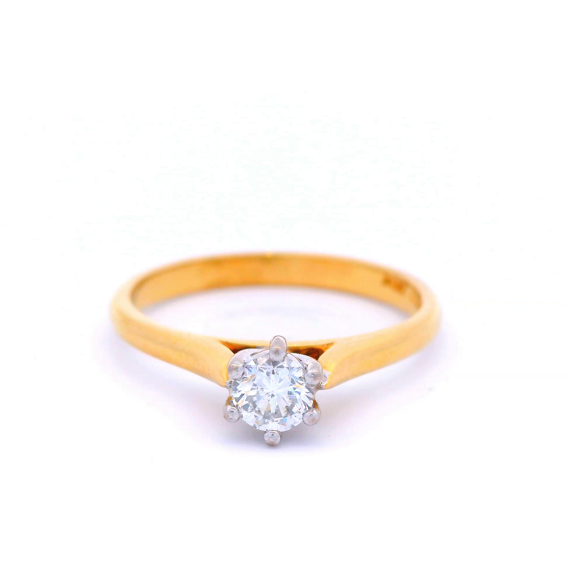 Round Brilliant Cut Diamond Ring Set in Yellow Gold