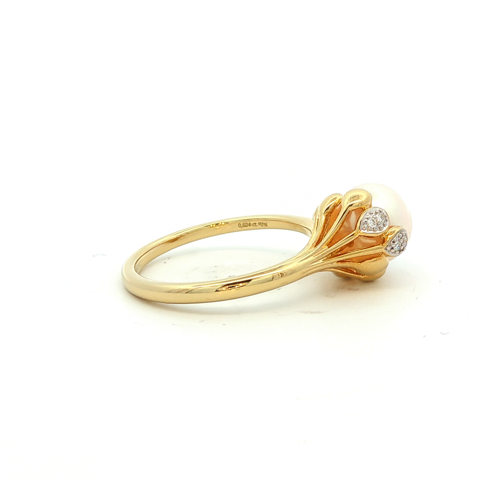 Pearl and Diamond Ring in Yellow Gold