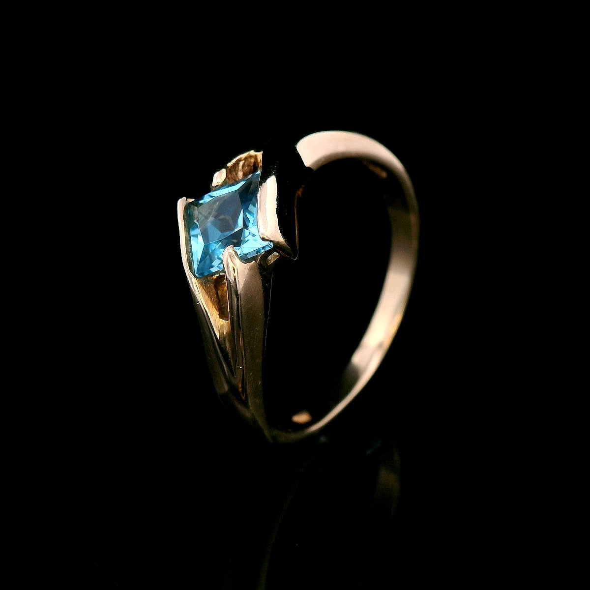 Blue Topaz Semi Rubbed Set in Yellow Gold