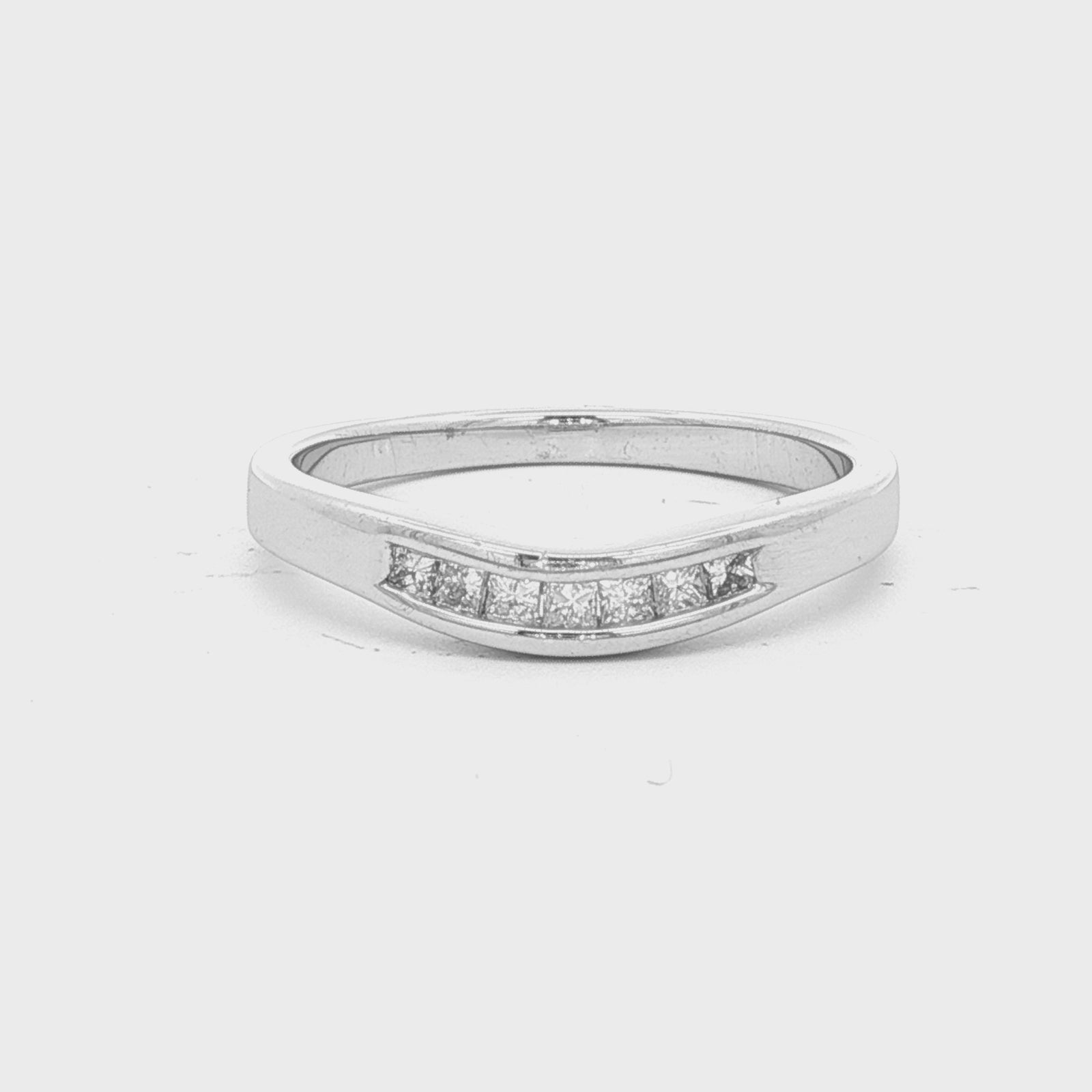Curved Diamond Princess Cut in White Gold