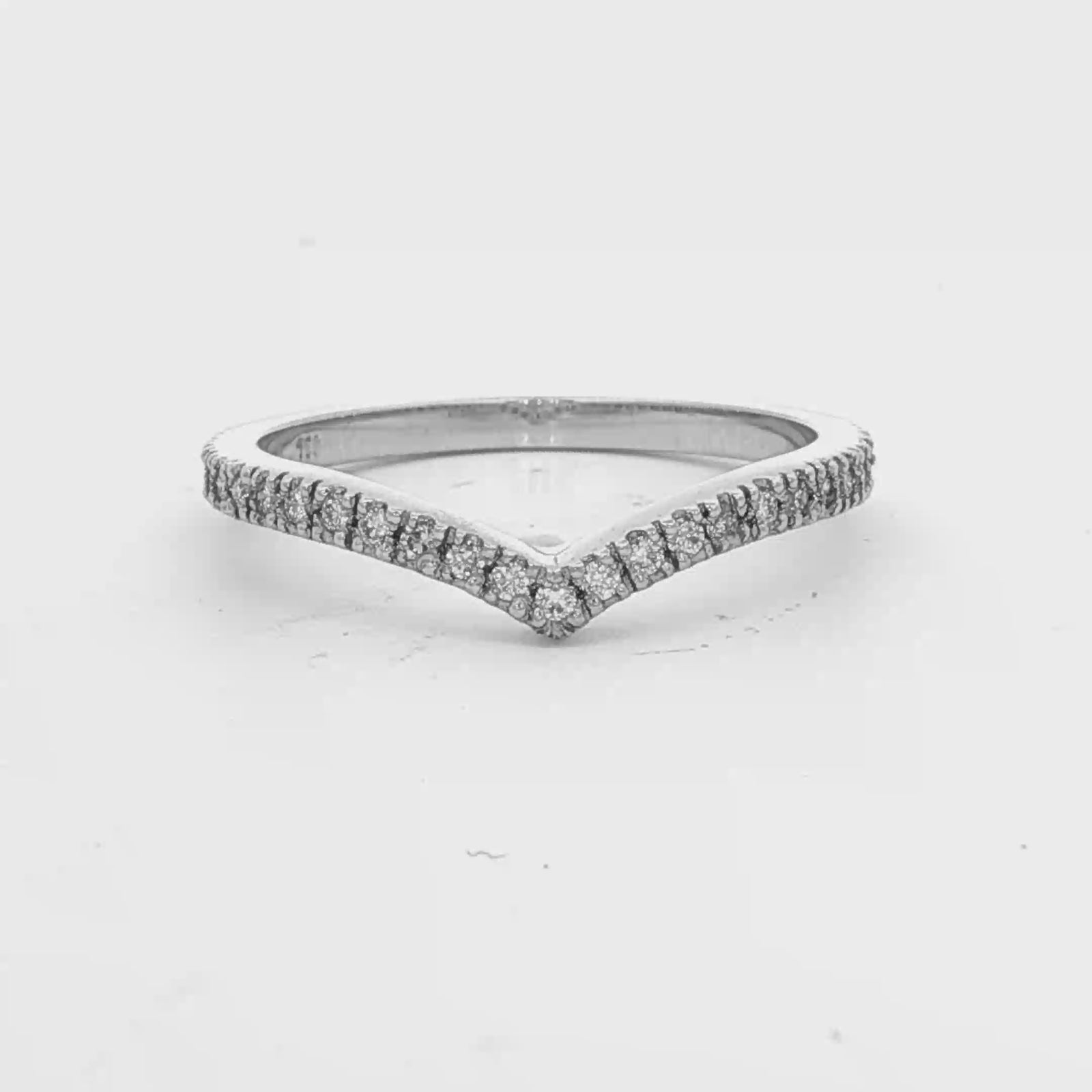 25x150pc Diamond 18ct White Gold