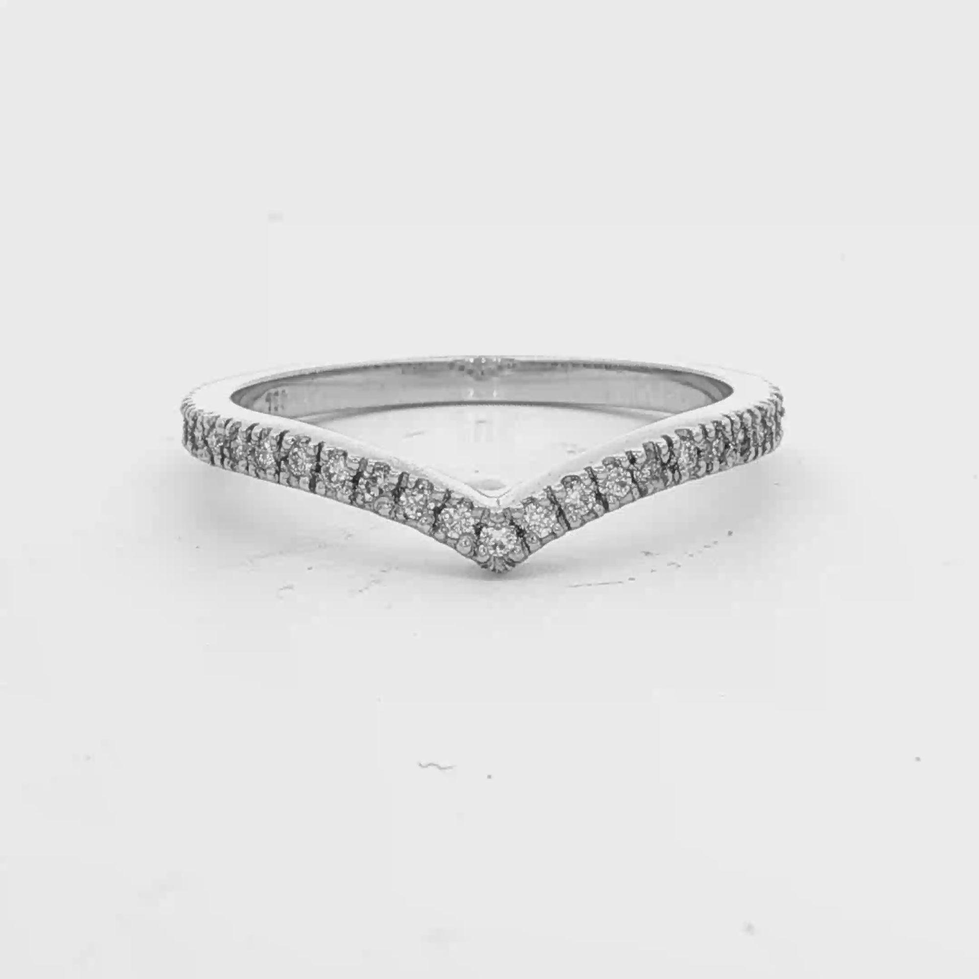 25x150pc Diamond 18ct White Gold